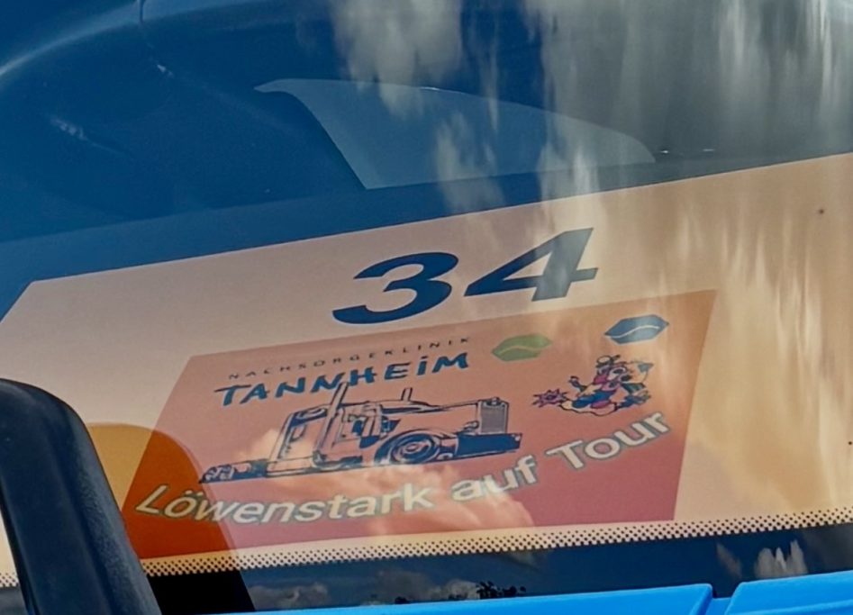 Unsere Teilnehmernummer Bild unserer Teilnehmernummer bei der Löwenstark auf Tour Ausfahrt für die Nachsorgeklinik Tannheim hinter der Windschutzscheibe.